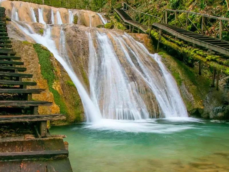 33 waterfalls in the Dzhegosh tract